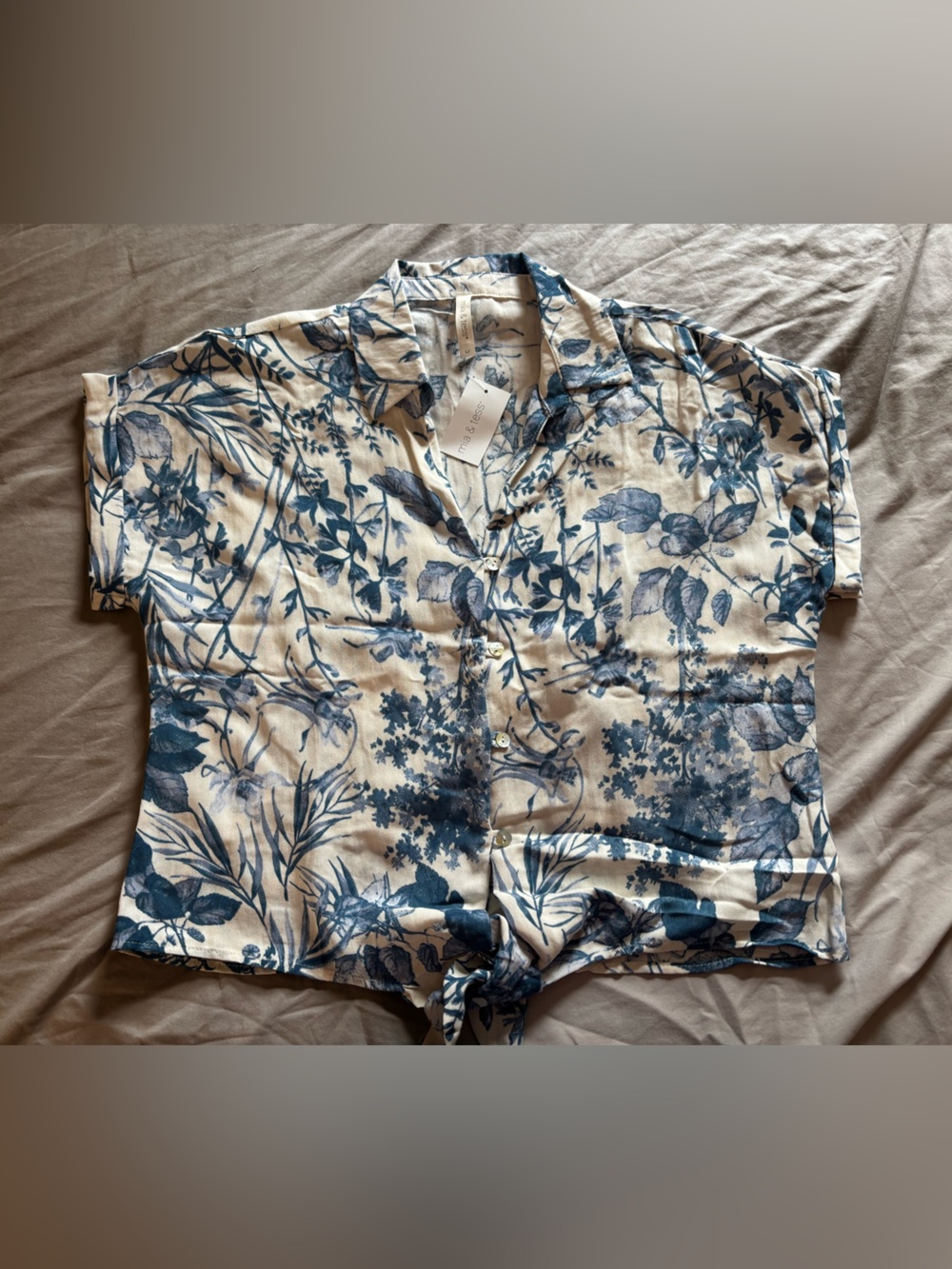 Mia & Tess Blue Floral Button Front Blouse Size Medium NWT